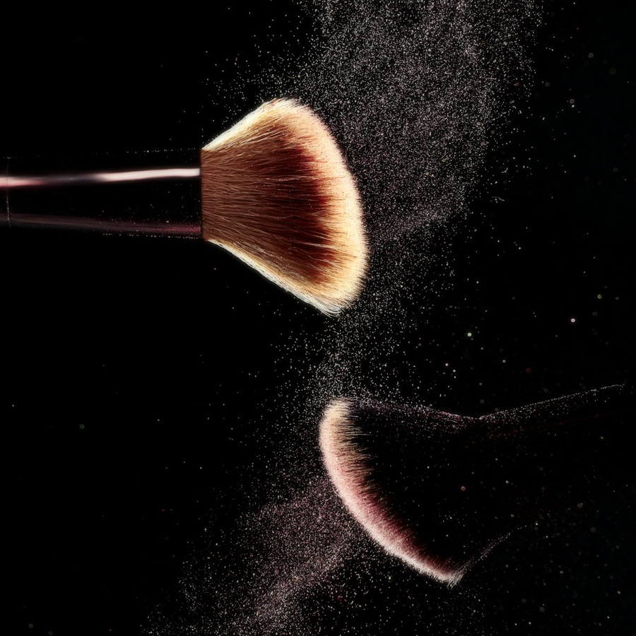 Makeup brushes with a burst of powder
